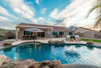 Family Getaway! Sleeps 12, Pool, Playground, Game Room