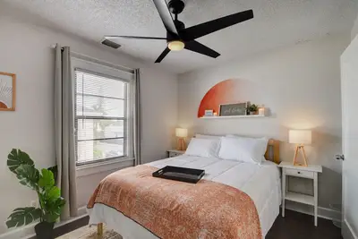 Image de ♥Cozy 1-bd oasis | 5★ Location, ♛Queen Bed, Sleep 4