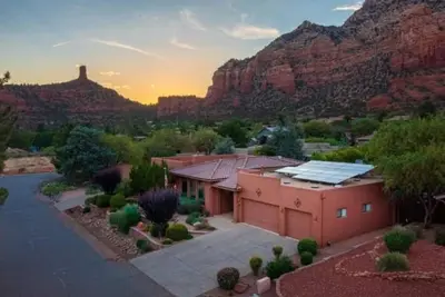 Image de Panaromic Rooftop views on Terrace and waterfall feature on patio