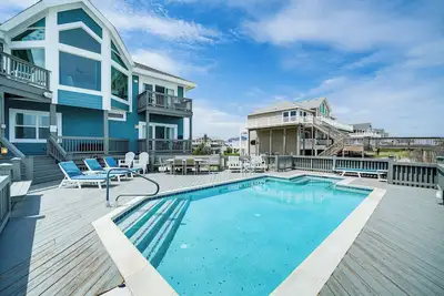 Grand Seaside Escape w/ Direct Beach Access!