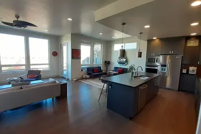 Image de Stunning and luxurious 180 degree views, across from Micron, 10 min to downtown!