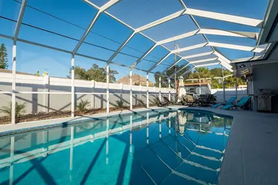 Image de Crystal clear pool your oasis awaits- free heated pool