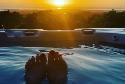 Image de Couples Retreat with spectacular views and spa.