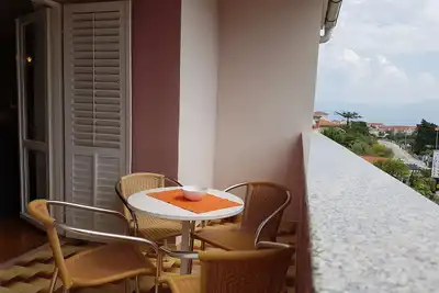 Image de Appartement de deux chambres avec la terrasse Baska, Krk (A-18878-b)