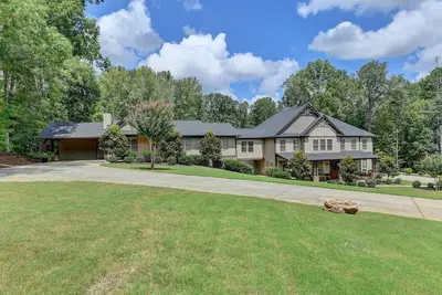Image de 8-bedroom Luxury Home, 4. 8 Acre w\/ Pool, Minutes to Suwanee downtown and Lake