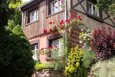 Image de Maisonnette centenaire au pied du châtelet Bertrand avec vue panoramique