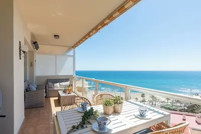 Appartement '3 Bed Apt 100 M From The Beach' avec vue sur la mer, Wi-Fi et climatisation