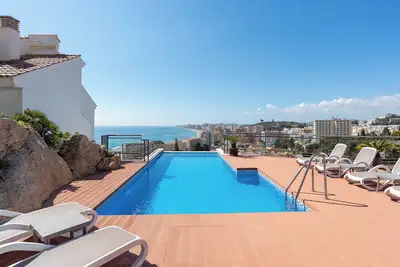 Image de Maison de vacances '4 Bed Townhouse with Stunning View' avec vue sur la mer et climatisation