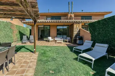 Image de Villa \"Brenda Torremirona Resort\" avec piscine partagée, jardin, terrasses, grill et Wi-Fi