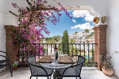 Image de Charmant appartement dans quartier paisible avec piscine, Wi-Fi, climatisation, terrasse et jardin.