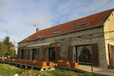 Image de Maison rénovée avec piscine chauffée partagée, idéale pour familles et groupes, animaux acceptés