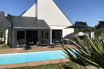 Image de Villa avec piscine chauffée, pour 8 personnes, 2km de la plage