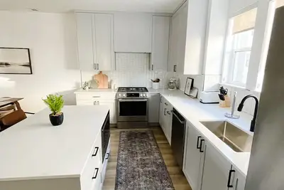 Image de Luxury Downtown Spacious 3 bedroom New Modern Townhome