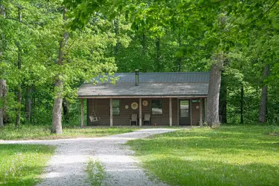 Image de Cabin with Kitchen, Whirlpool Tub & Bonfire Pit Near Starved Rock State Park