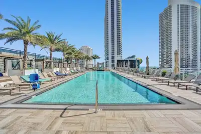 Image de This Amazing 2-bedroom corner unit boasts breathtaking views and sleek luxuryrn design