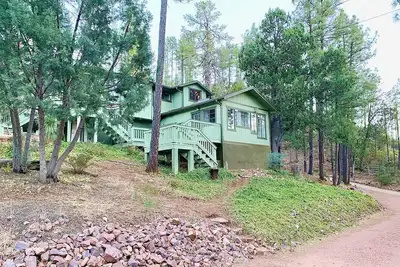 Image de Wooded Hillside Escape w\/ spacious deck