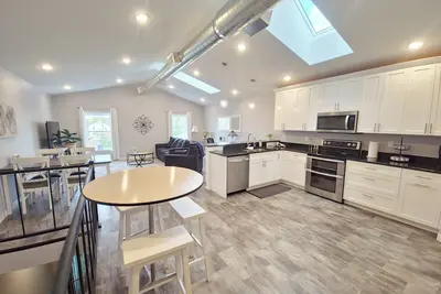 Image de Bright, spacious loft in the heart of New London