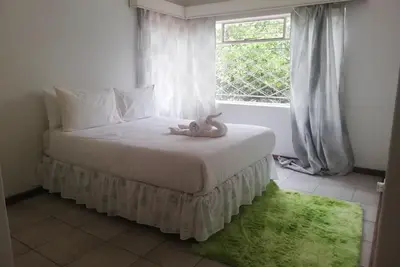 Image de Charming Retreat with Spacious Rooms, Lush Garden, and Ideal for Group Stays