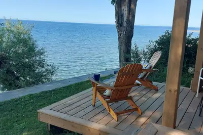 Image de Waterfront 3+beds, 1 1/2 bath, hot tub, 3 private patios, shallow lake access. \n