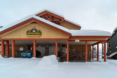 Image de Big White Beauty! Sleeps 8. Ski in/Ski out Chalet with Private Hot Tub.