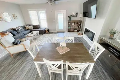 Image de New Years Time! Townhome Near Universities & Airport w/ Pool/Gym