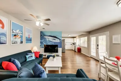 Image de Lakefront 3 bed 1 bath HomeSuite. Read the listing