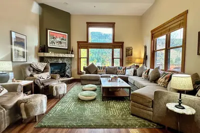 Image de Private Garage/Walk to the Gondola in 2 Minutes/Pool and Hot Tub/Fitness Room