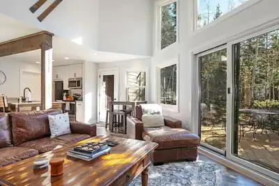 Image de Newly Renovated Townhome, On Bus Route, Bbq, Minutes to the Lifts!
