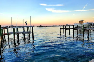 Image de Private Bayside Property -- With Private Fishing/Boating Pier/Remote Office