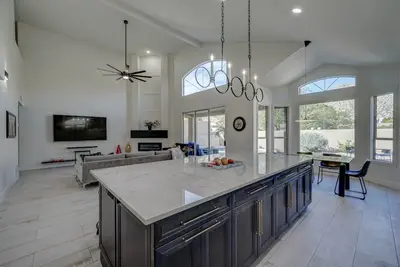 Image de Heated Pool Hot Tub, Hicking Near Trailheads Golf, Full Remodel, 5 Beds 3 Baths