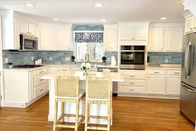 Image de Stunning Beach Cottage just steps from Marblehead Harbor and Town