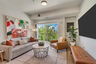 Image de Downtown Slc 1br/1ba King Suite w/ Equipped Kitchen + Queen Sleeper + Gym