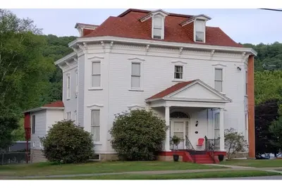Image de 150 Year Old Historic Home w/Vintage Charm!