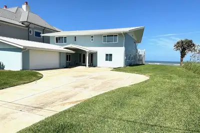 Image de Ocean Front Home! Spacious private home on large beachfront lot.
