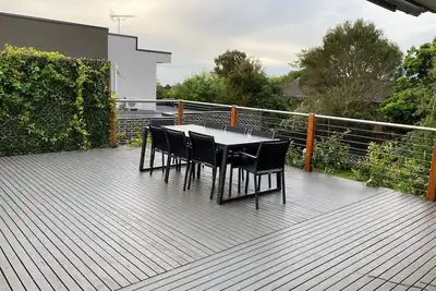 Image de Bay glimpses from light, bright, modern home 5 mins from the beach & Mornington