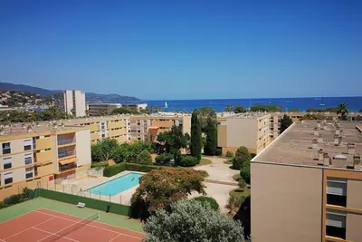 Image de Le Lavandou, grand T3 climatisé 6 couchages, face mer, proximité plage