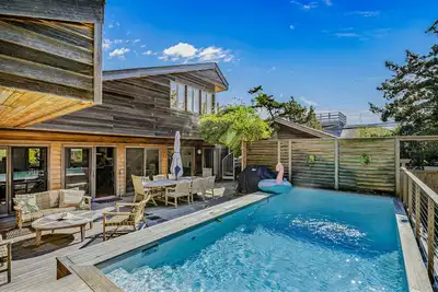 Image de A slice of paradise 1 block to beach with private pool, 3 decks, modern interior