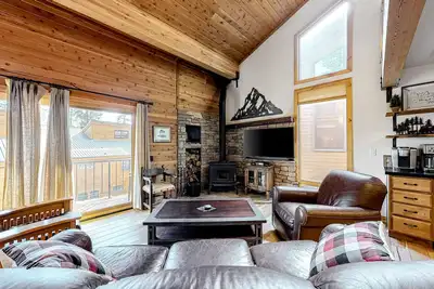 Image de Spacious condo near skiing with fireplace, washer/dryer, deck & full kitchen