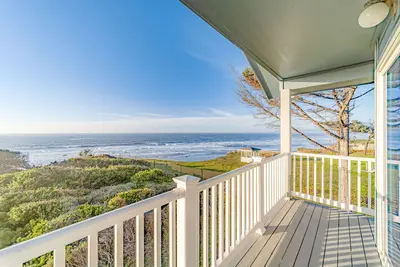 Image de Dog-friendly ocean view home with WiFi, remote work spaces, and washer/dryer