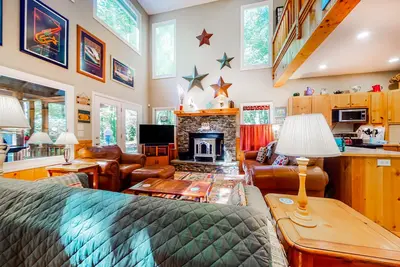 Image de Comfortable home with high-speed WiFi, private washer\/dryer, and central Ac