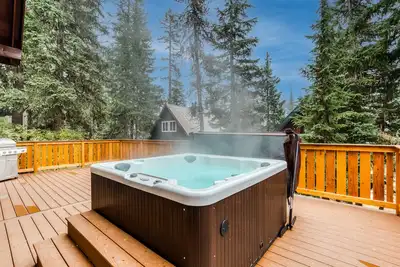Image de Dog-Friendly, 3-Story Home + Loft w/Deck, Private Hot Tub, Gas Grill, Pool Table