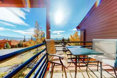 Image de Cozy condo with fireplace, pool, & hot tub - near trails