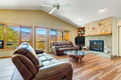 Image de Home with Free WiFi, Furnished Deck, Gas Grill, Full Kitchen, Mountain View