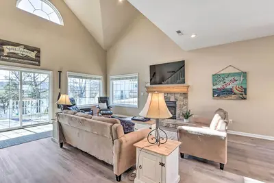 Image de Lakefront Camdenton Home w/ Fire Pit & Grill!