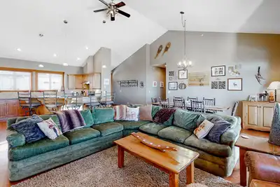 Image de Expansive Ski-In/Out Condo w/Private Hot Tub, Gas Fireplace, Mtn Views, Balcony