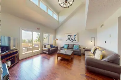 Image de Contemporary Townhouse w/Private Sauna, Gas Fireplace, Mtn. View, and Central Ac