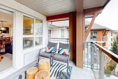 Image de Top-floor condo w\/fast WiFi, furnished balcony, private grill, shared pool & gym