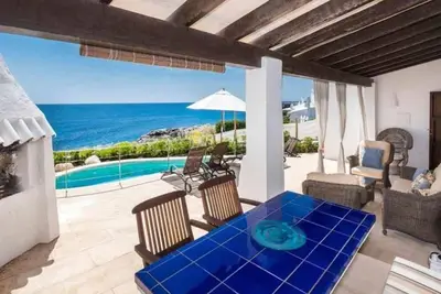 Image de Villa RocĂo près de la plage avec vue sur mer, piscine, jardin, climatisation et Wi-Fi.