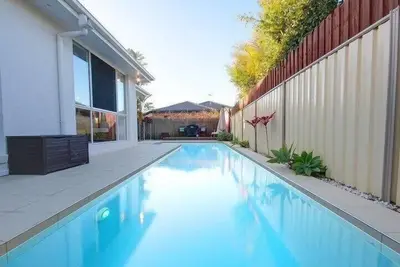Image de Big Family home, Bribie Holidays, Sandstone Point Hotel Events!