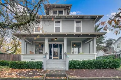 Image de Located in Downtown Mac | Dog Friendly | Firepit